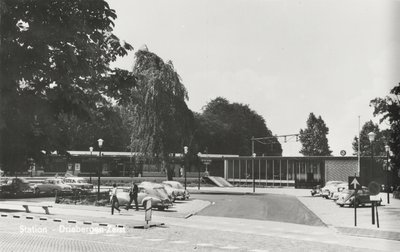 605769 Gezicht op de ingang aan de noordzijde van het N.S.-station Driebergen-Zeist te Driebergen-Rijsenburg.